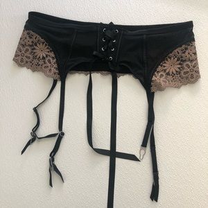 Victoria’s Secret Black and Nude Lace Garter Belt - M/L